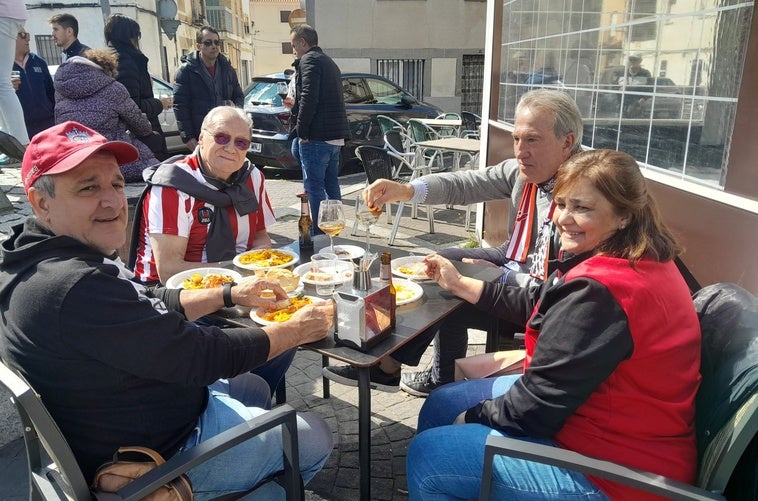 La plaza Vieja se viste de rojiblanco por el Athletic